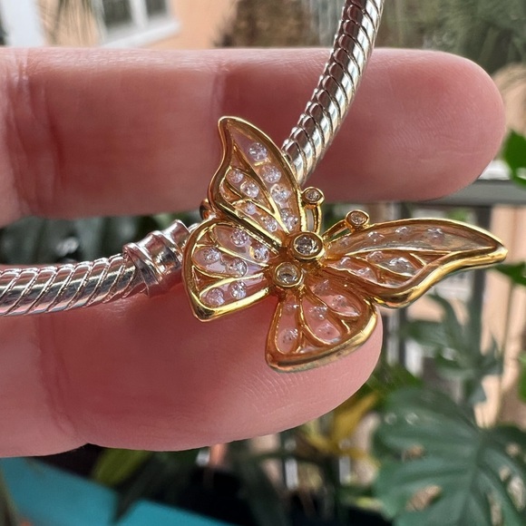 Stunning Gold Butterfly Pendant/Charm - Picture 6 of 13